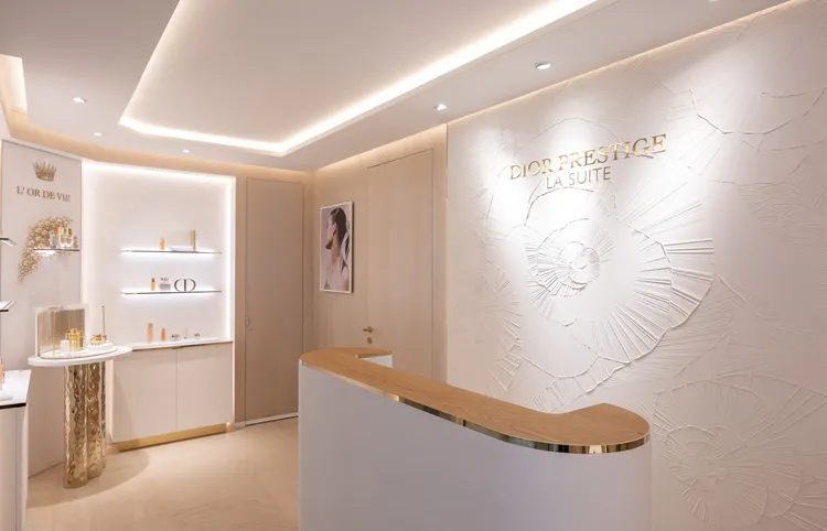 櫃檯與客廳區，4周牆面全都裝飾有法國當代藝術家Caroline Perrin所創作的玫瑰立體抹花牆。品牌提供