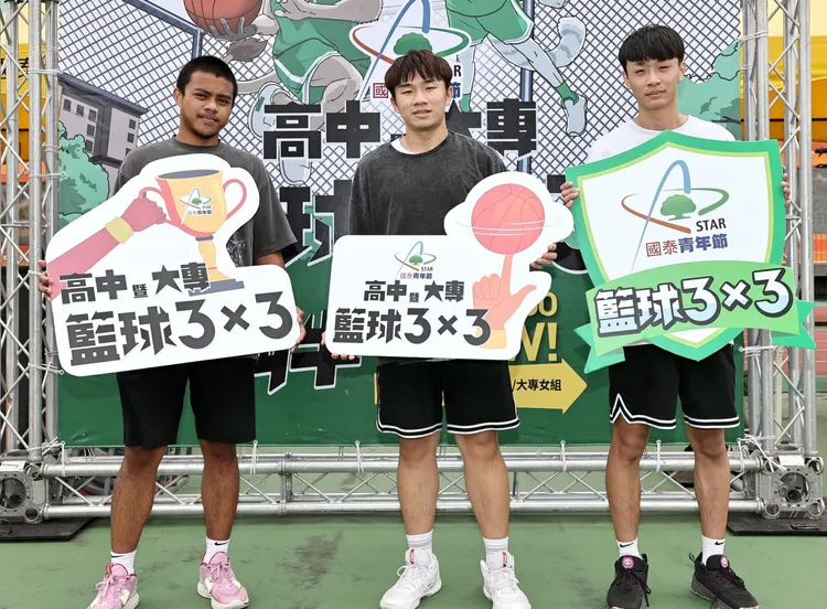 來自帛琉的金麥樂(左一)，與同學組隊開心參賽。（圖/國泰金控提供）