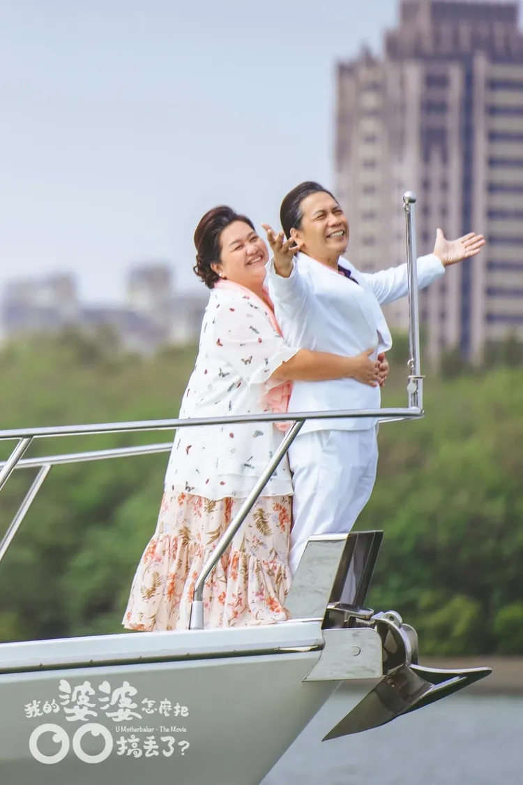 原本要被賜死的「一哥」許傑輝在電影版繼續跟「彩香」鍾欣凌談情說愛。翻攝《我的婆婆怎麼把oo搞丟了》臉書