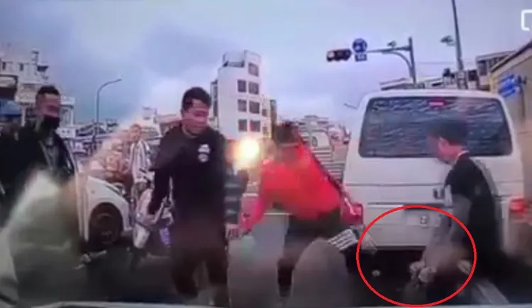 洪男倒地被猛踹，被拖到路邊的過程中，紅衣男繼續拿安全帽猛揍。翻攝臉書澎湖交通觀察日誌