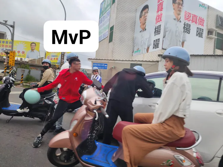 洪男的座車遭6名觀光客機車包圍，還敲車窗要他下車。翻攝臉書澎湖交通觀察日誌