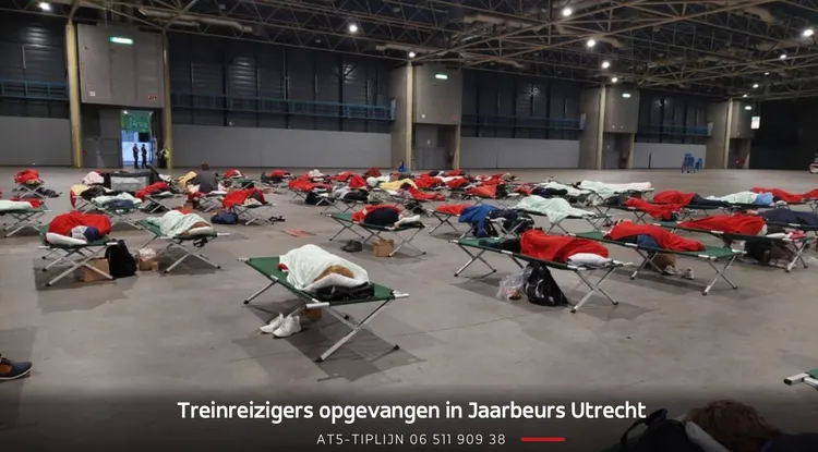 乘客夜宿車站。翻攝推特@yellow_flame