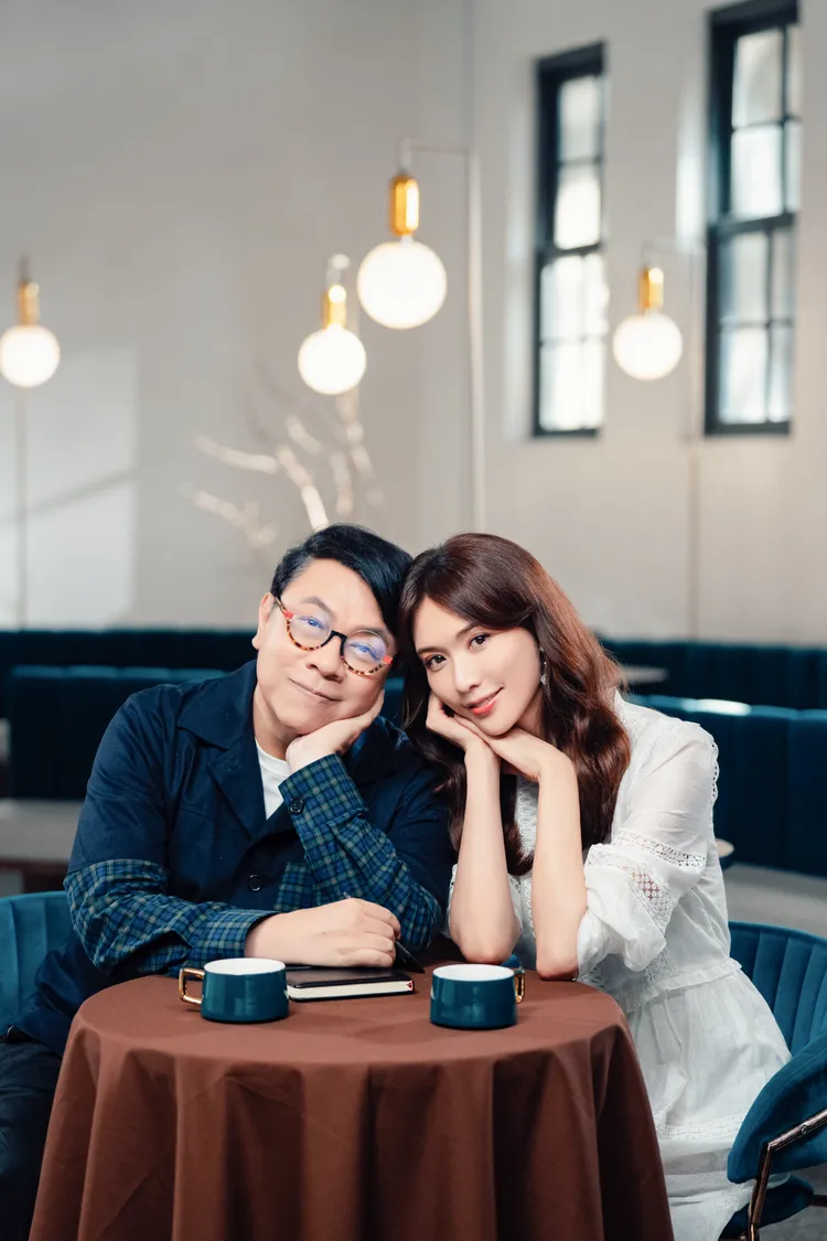 林志玲（右）接受多年好友蔡康永專訪。翻攝眾聲微博