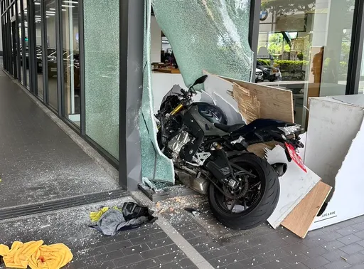 車廠員工疑情緒失控爆衝　騎重機撞破破璃門還幹了這件事