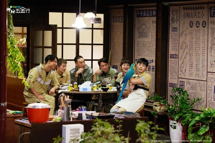 AKIRA（左起）、蔡昌憲、王陽明、温昇豪、王彩樺、禾浩辰及大管家五金出外景，6位藝人感情好，常一起用餐、開會討論工作。衛視提供