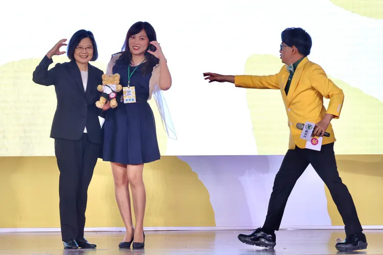 蔡英文與中山女高校長張云棻。林林攝