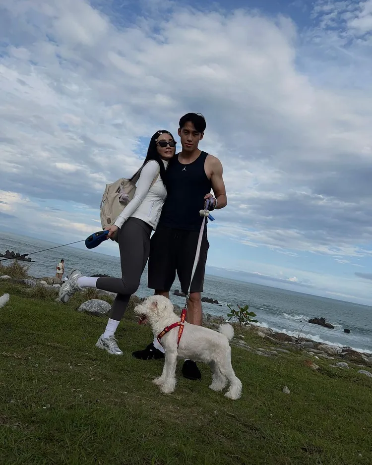 舒子晨與老公、愛犬溫馨合照。翻攝舒子晨IG