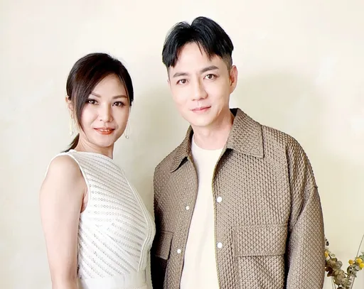 已婚男歌手跟熱炒女神隔玻璃貼手傳情 害羞緊張到手麻僵住