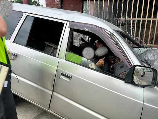 廂型車失控自撞民宅　駕駛OHCA、2乘客輕傷重