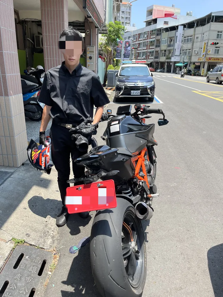 騎士「翹孤輪」行經萬壽橋，警方循線通知車主到場說明並依公共危險罪嫌送辦。翻攝畫面