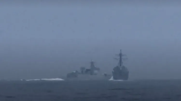 中共解放軍蘇州號（左）衝向美海軍鍾雲號（右）。翻攝Global News
