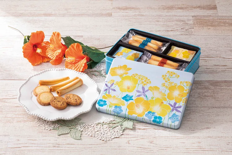 YOKU MOKU 夏季限定綜合禮盒(小)，內含迷你原味雪茄蛋捲 6 入、迷你巧克力雪茄蛋捲 6 入、鹽味檸檬脆餅 4 入、柑橘巧克力脆餅 4 入 (共 20 入)。售價920 元/盒，優惠價1800 元/ 2 盒。業者提供