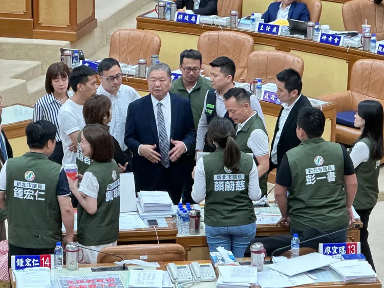 民進黨議員臨時變更議程，要求侯友宜接受答詢到五點半，議長蔣根煌協調無效。曾佳俊攝