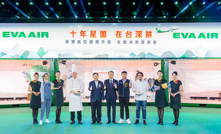 長榮航空總經理孫嘉明(右五)，台東縣副縣長王志輝(左五)、台東市長陳銘風(右四)。業者提供