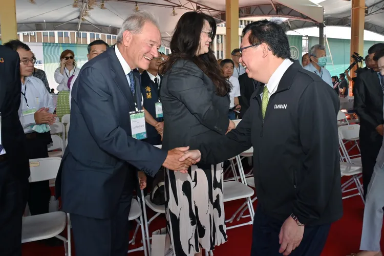 鄭文燦跟比利時DEME集團董事長Luc Bertrand。政院提供