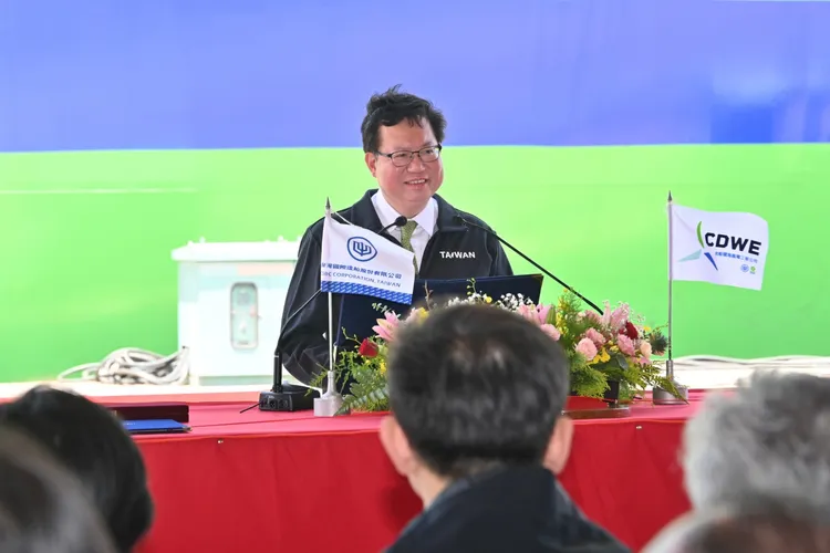 鄭文燦出席交船典禮致詞。政院提供