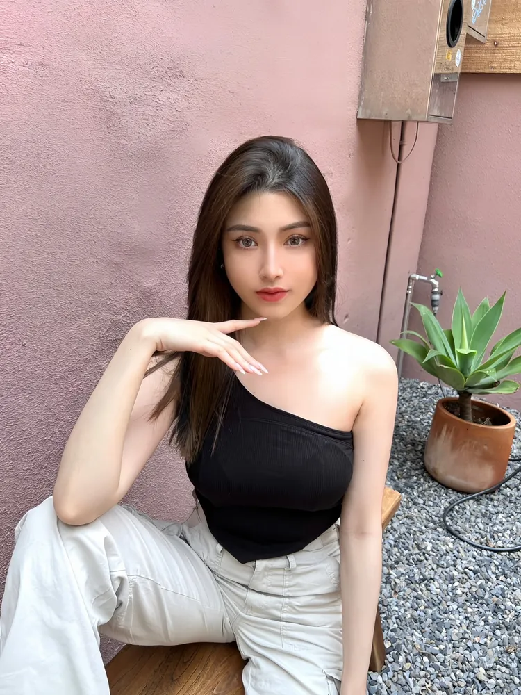 瑪格羅比擔任真人芭比掀起一波跟風熱潮，其豐潤的唇型也讓許多民眾嚮往，網紅豆芽妹擁有貼近瑪格飽滿的唇型，透過玻尿酸保養來讓嘴唇更加澎潤水嫩。