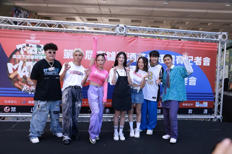 「高雄下酒菜料理競賽」頒發優勝店家錦旗。PumpZ（左起）、淇揚、夏沐、容容、梁舒涵、張龍、子賢。寬寬整合行銷提供