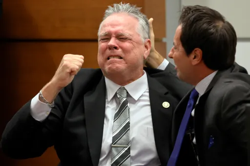 超激動!美高中槍擊案失職校警獲判無罪 喜極而泣讓家屬傻眼