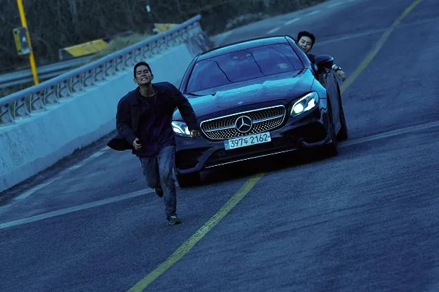 金宣虎（右）片中自稱是「朋友」，不斷追擊姜泰柱。翻攝NEW