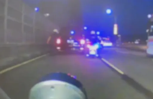 水源快速道路下班好塞 4警合力徒手推動拋錨休旅車恢通行