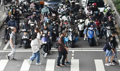 「斑馬線有人全停」喊卡　警政署揭現行規定！汽車離行人「這距離」