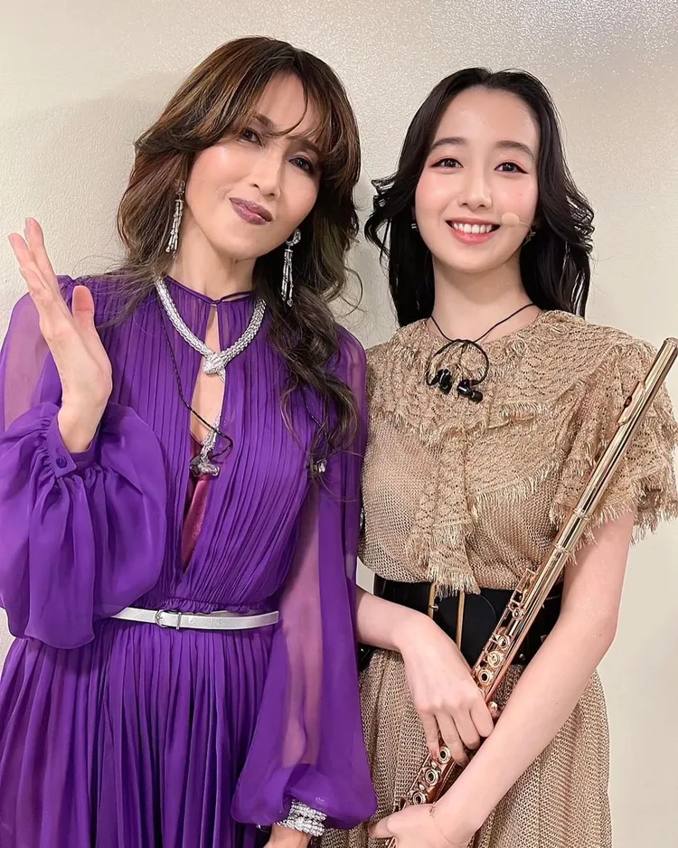 工藤靜香（左）去年底再度登上NHK《紅白歌唱大賽》，大女兒木村心美為她伴奏。翻攝工藤靜香IG