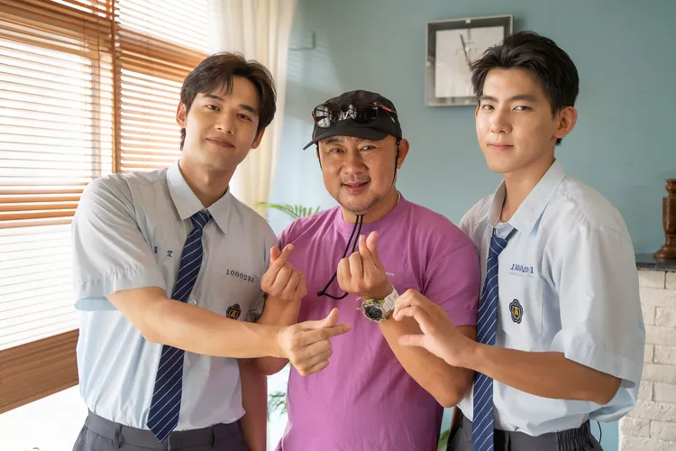 曾向鎮（右）、劉冬沁（左）和導演柳廣輝一起手比愛心。藝圖影業提供