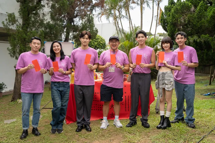 導演柳廣輝（中）攜演員蔡振廷（右起）、姚愛寗、曾向鎮、劉冬沁、洪小鈴、段鈞豪出席開鏡儀式。藝圖影業提供