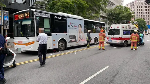 板橋市區公車與機車擦撞　女騎士捲入車底壓頭送醫命危
