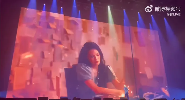 舒淇的身影出現在演唱會大螢幕。翻攝微博視頻號