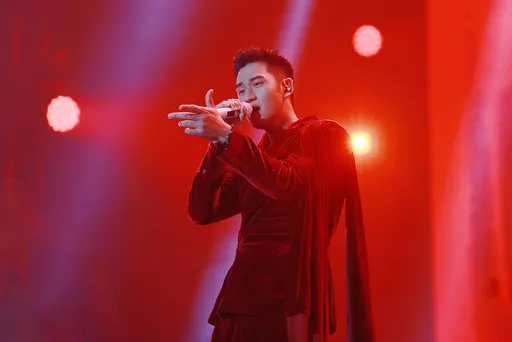 周興哲大馬開唱深V曬胴體寵粉 台下暴動狂吼「老公」