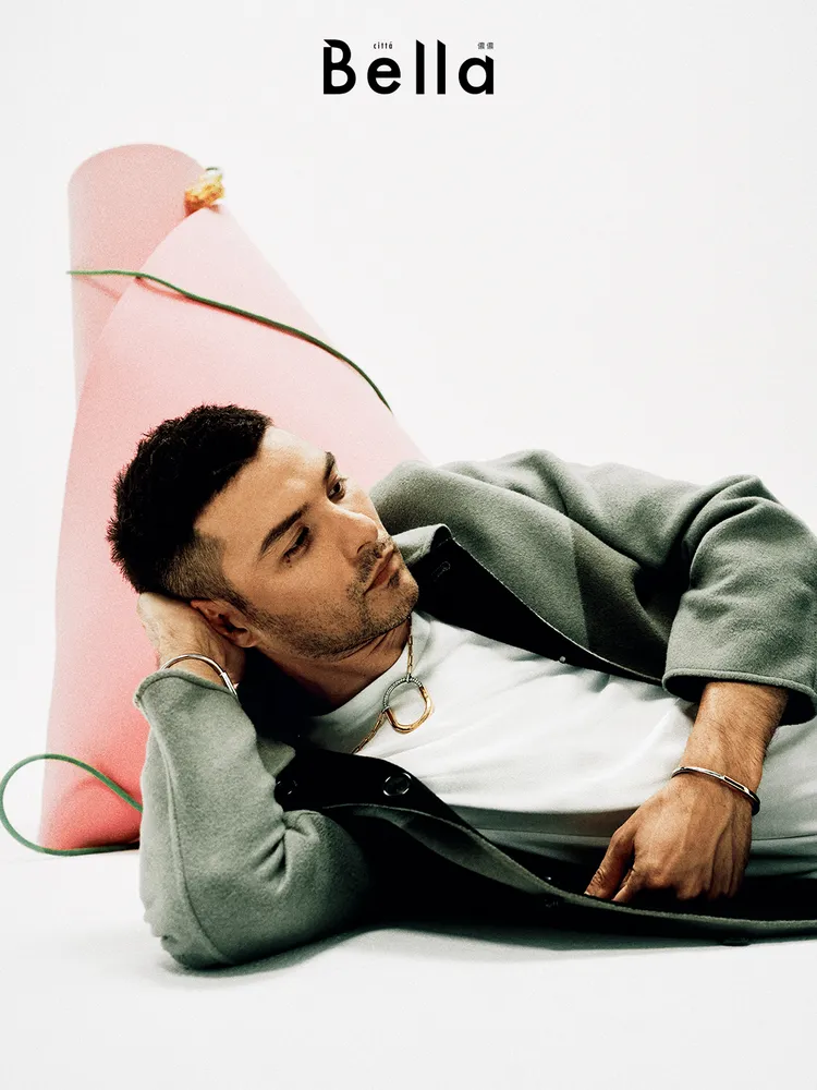 鳳小岳分享曾在路上撿到1把被丟棄的木吉他，開啟了他與音樂的緣分。《Bella儂儂》提供