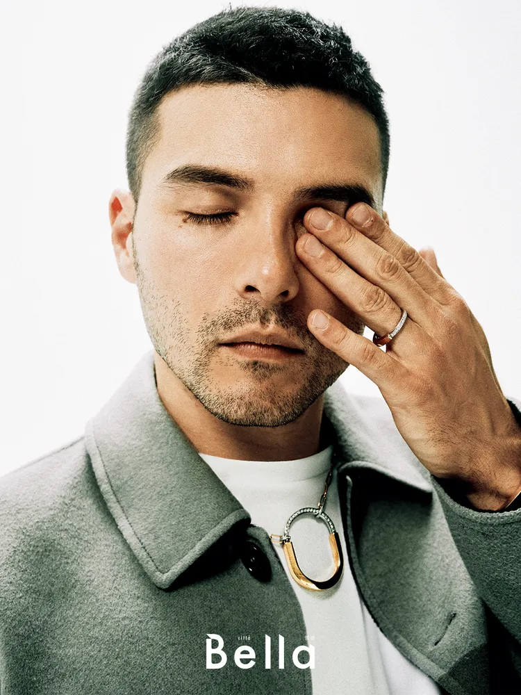 鳳小岳演繹LOEWE服裝。《Bella儂儂》提供