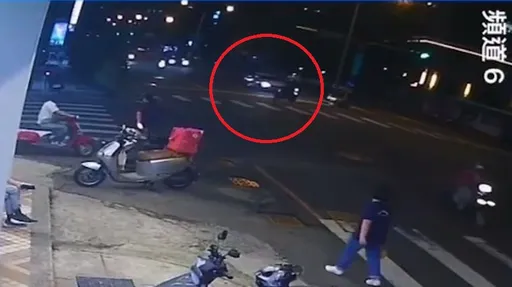 台中機車突左轉遭BMW追撞噴火花　29歲騎士翻滾4圈慘死