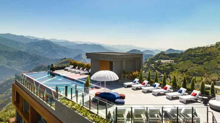 阿里山英迪格酒店在房間就能欣賞阿里山最夢幻的美景。阿里山英迪格酒店提供