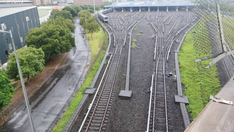 大卡車撞落的護欄掉在土城機廠路線旁，所幸不影響營運。翻攝畫面