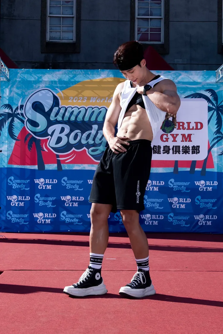 卞慶華大秀腹肌。World Gym提供