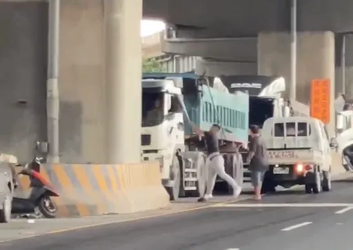 排班爆口角！3煞球棒猛砸砂石車　畫面曝光「司機還在車上」