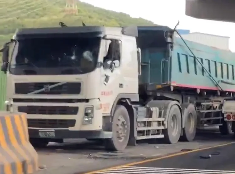 趙男砂石車被砸，當時人在車上的他沒下車，否則不堪設想。翻攝畫面