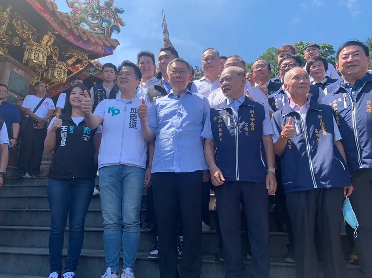 柯文哲上午前往南山福德宮參拜。江孟謙攝