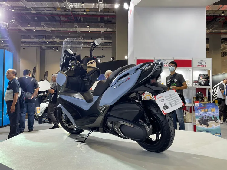 Xciting VS 400動力部分維持399.6c.c.水冷四行程4V OHC單缸引擎設定，能產生34匹的最大馬力，以及37.5Nm最大扭力。林浩昇攝