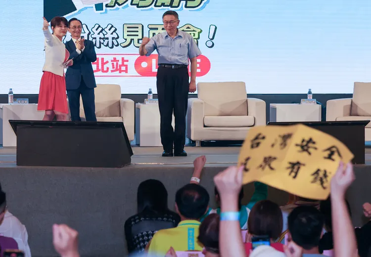 柯文哲（後中）9日晚間在台北大直典華出席網路直播節目「董事長開講」粉絲見面會，出場時台下觀眾熱情歡呼，柯文哲也振臂回應。中央社