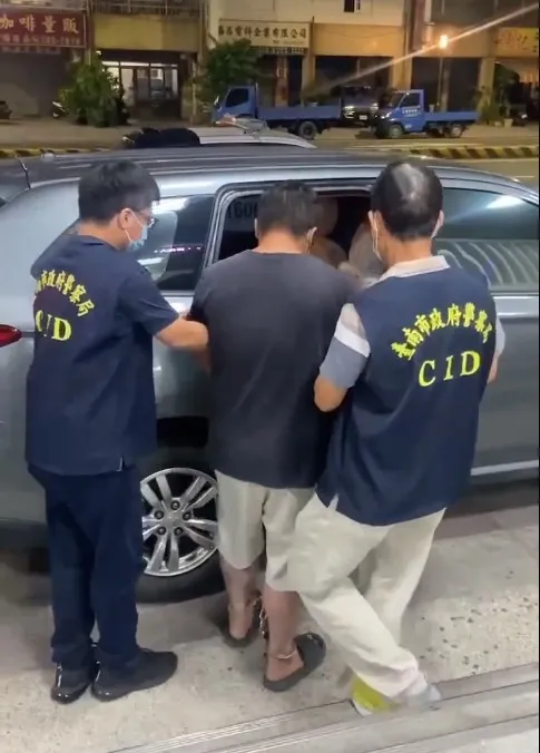 通緝犯被送往地檢署。翻攝畫面