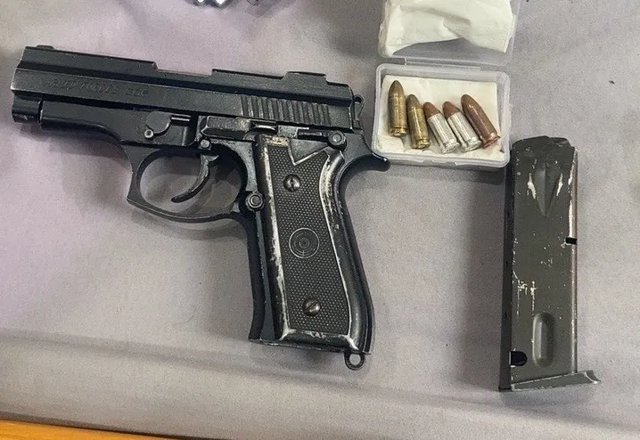 警方起出手槍，子彈、模擬彈、空包彈數發。翻攝畫面