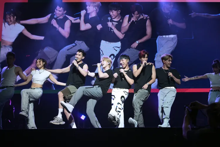 五堅情在台上又唱又跳，場面歡樂。J's娛樂工廠提供