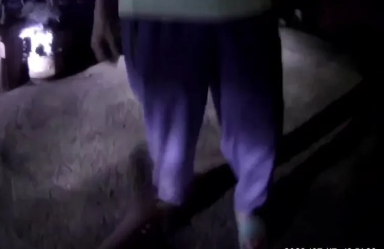 警方在現場勸說老翁。翻攝畫面