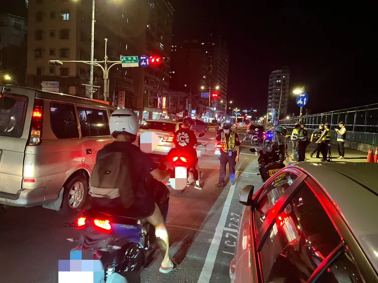 土城警攔查臨檢。翻攝畫面