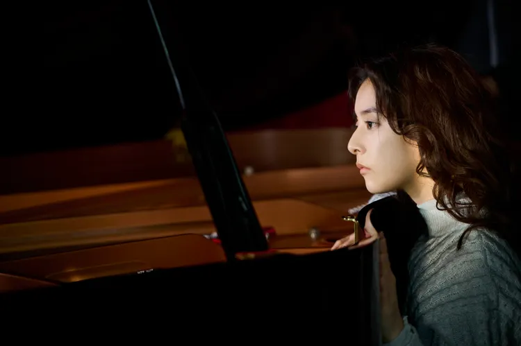 新木優子片中苦練彈琴，山下智久覺得很可愛。天馬行空提供