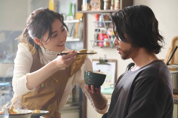 新木優子（左）片中帶山下智久走出眼睛失明的傷痛。天馬行空提供